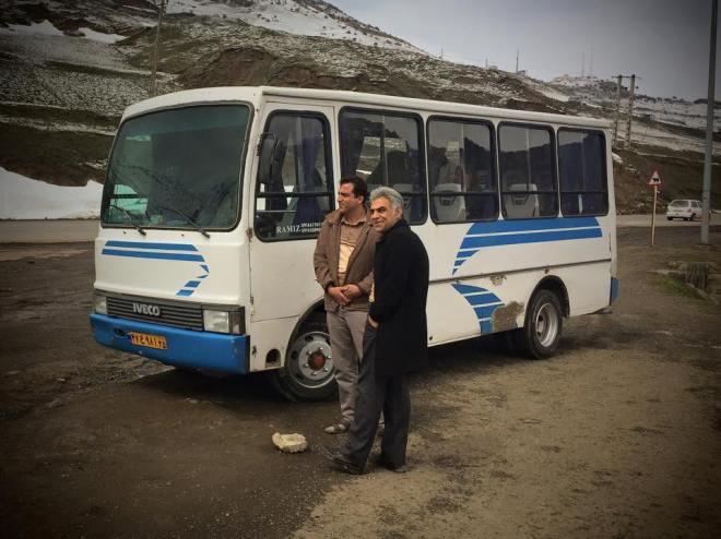 Vi møtte vinteren over fjellet til Det kaspiske hav. Her er bussen vi kjørte fra Tabriz via Det kaspiske hav og til Teheran. Våre to sjåfører foran bussen.