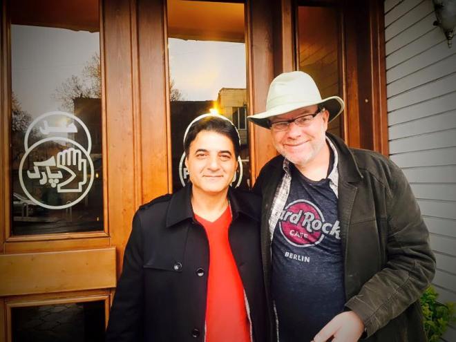 Mir Khalil, som er direktør på Park Hotel i Tabriz snakker svensk. Det har sin naturlige forklaring. For 29 år siden, ettern å ha studert i Istanbul, dro han til Helsingfors. Her ble han i 27 år, og drev sin egen restaurant. For to år siden tok han over hotellet i Tabriz etter sin far. Hotellet kan anbefales for den som eventuelt er på disse trakter. Rene rom, hjelpsom betjening som snakker godt engelsk og en grei pris (800 kr for et dobbeltrom i tre netter). Eneste klagen som jeg har notert kom fra Peyman som synes romkameraten snorket for mye. Det kan ikke jeg forstå!