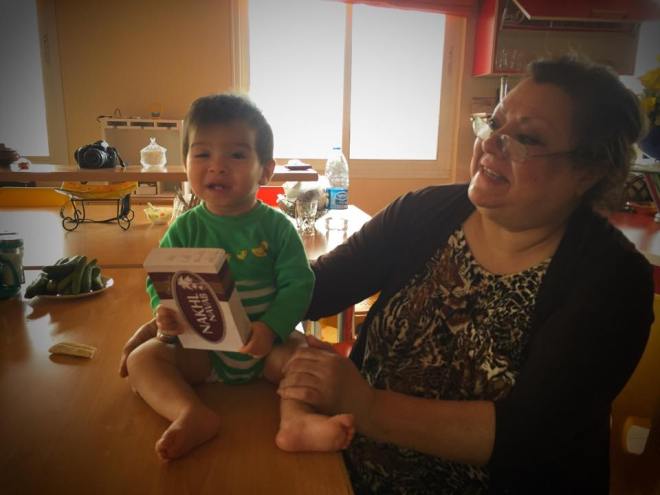 I Teheran bor vi privat - hos Peymans søskenbarn og hennes familie, i deres sommerhus noen mil vest for Tehersn. Vi har fått en helt utrolig mottakelse her. Peymans søskenbarn Mana og hennes barnebarn Melody. (25. mars 2015)