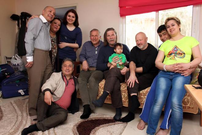 Hos våre venner i huset ved Karaj, noen mil vest for Teheran. Her har vi bodd i to netter hos søskenbarnet til Peyman. Her er de fleste samlet. Fra venstre Gruppebilde fra huset i (fra venstre) Peyman, Minoo, Mana, Dag, Asbjørn, Melody, Jan Erik, Behzad og Mona. Foran sitter Vili.