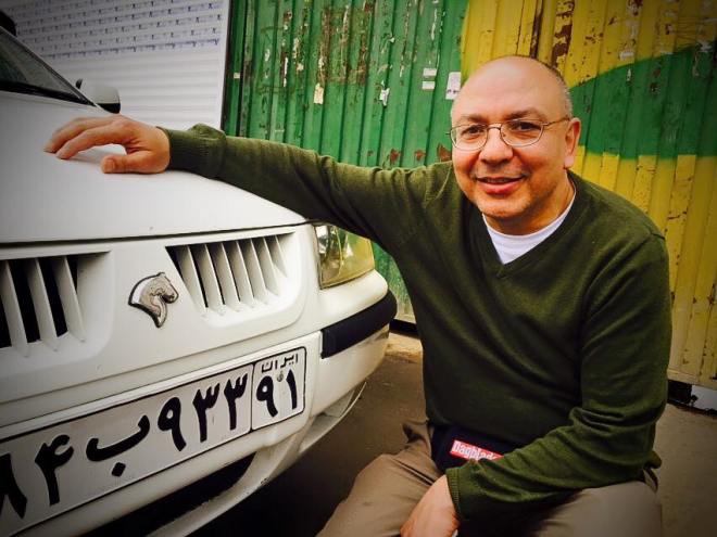 Peyman foran Irans svar på Ford Mustang, iallefall er hestenmerket på grillen på en Samand.