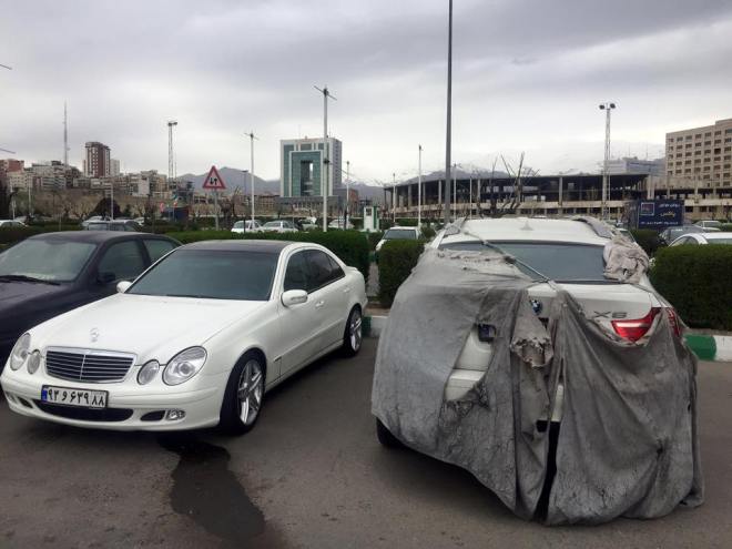 Dette er også Iran. En Mercedes og splitter ny BMW X6 som vi fant på en parkeringsplass i Teheran.