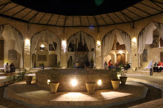 Et stort rundt bygg med en åpen plass i midten. Langs midten store nisjer kledd med tepper og puter. Her sitter vi og drikker te og ser på stjernene. 