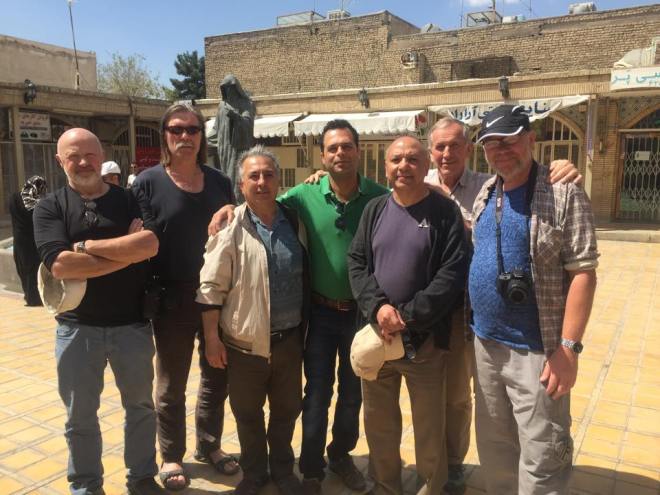 Besøk i det armenske kvarteret Jolfa i Esfahan på skjærtorsdag. Armenerne har bodd i denne bydelen i mer enn 400 år. De har beholdt sitt språk, sine kirker og sin kultur. Men det er bare 6000 igjen i Jolfa i dag. Armenske Hermund i midten av bildet. (2. april)