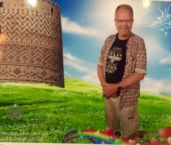 Etterpå fikk jeg en gava sv mullaen. Et innrammet bilde med et kjent landemerke her i Shiraz innmontert, samt noen visdomsord fra Koranen.