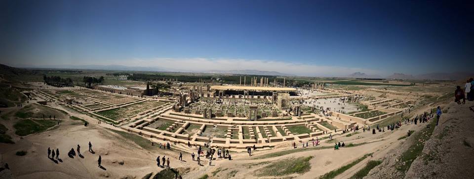 Persepolis den gamle hovedstaden da Persia hadde en av sine storhetstider for 2500 år siden. Bygd av Darius den store og en av de virkelig arkeologiske storhetene i verden. Persepolis ble beleiret av Aleksander den store vel 300 år FK. Etterpå lå ruinene under støv og sand i 2000 år før tyske arkeologer begynte å grave det fram igjen på oppdrag fra den daværende shaen rundt 1930.