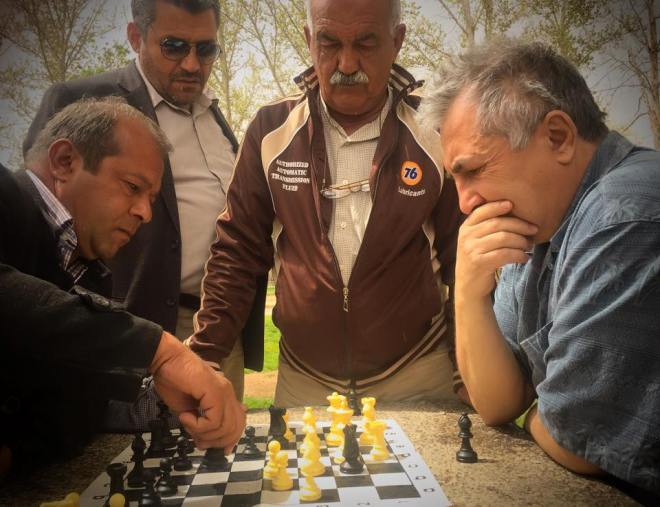 I parken i Shiraz måtte vi jo prøve oss da vi fikk sjansen til et slag sjakk. Vili klarte seg utmerket og spilte remis . (27. mars 2015)